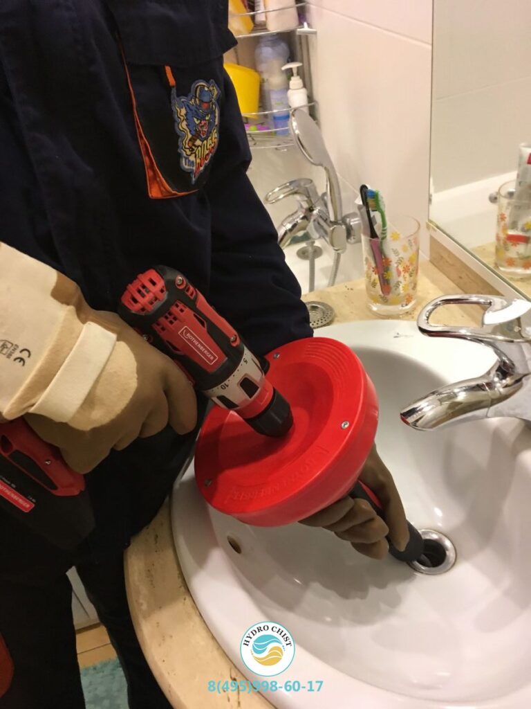 Устранение засора в раковине механическим способом